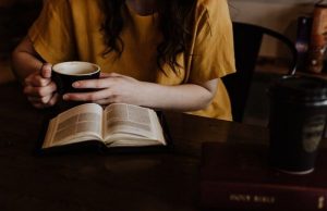 7 Rekomendasi Buku Bacaan Ringan untuk Menemani Waktu Luangmu Rekomendasi Buku Bacaan