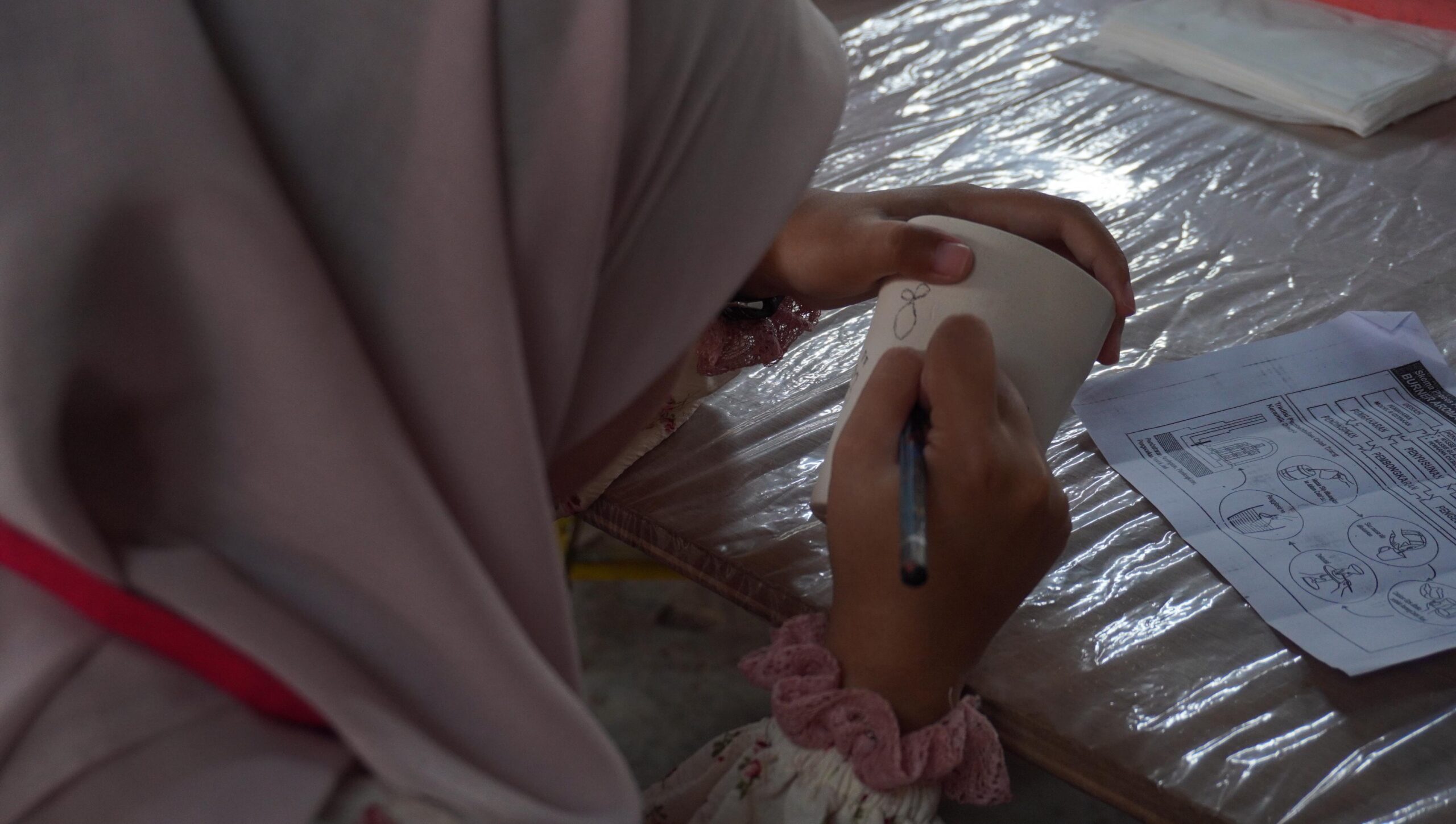 Lempung dalam Rasa: Menyatu dengan Emosi lewat Sentuhan Seni Keramik